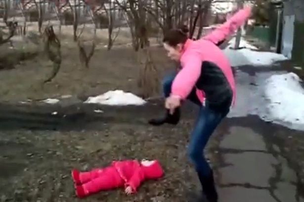 Mητέρα πιάστηκε στην κάμερα την ώρα που απειλεί να πατήσει το κεφάλι του 18 μηνών παιδιού της στη Ρωσία