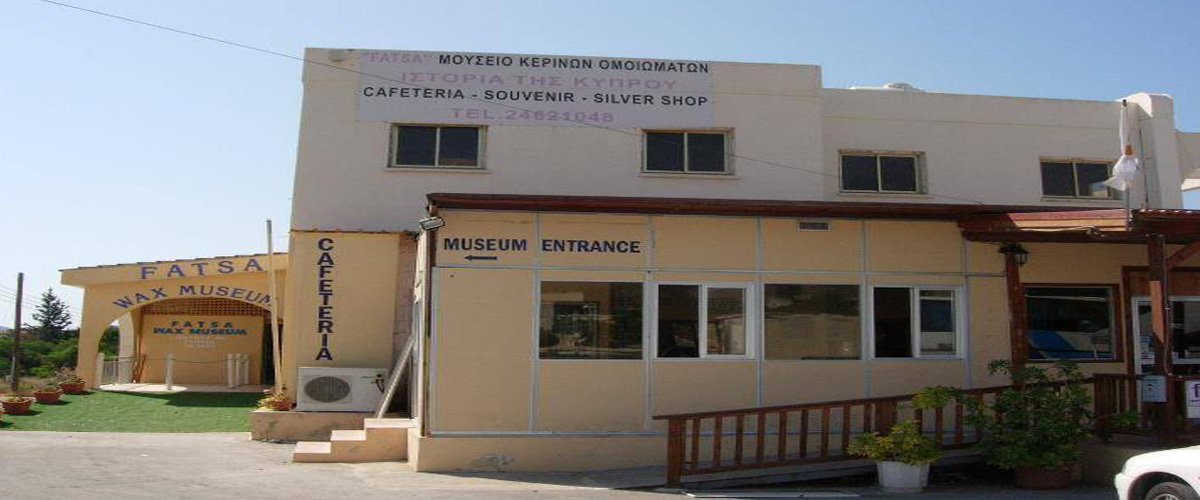 Μία Ελλαδίτισα χλευάζει  το Μουσείο κέρινων ομοιωμάτων της Κύπρου και τη σκηνή εκτέλεσης Eλληνοκυπρίων