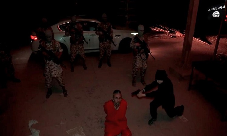 Εικόνες που προκαλούν ανατριχίλα - Ανήλικος τζιχαντιστής εκτελεί κρατούμενο!