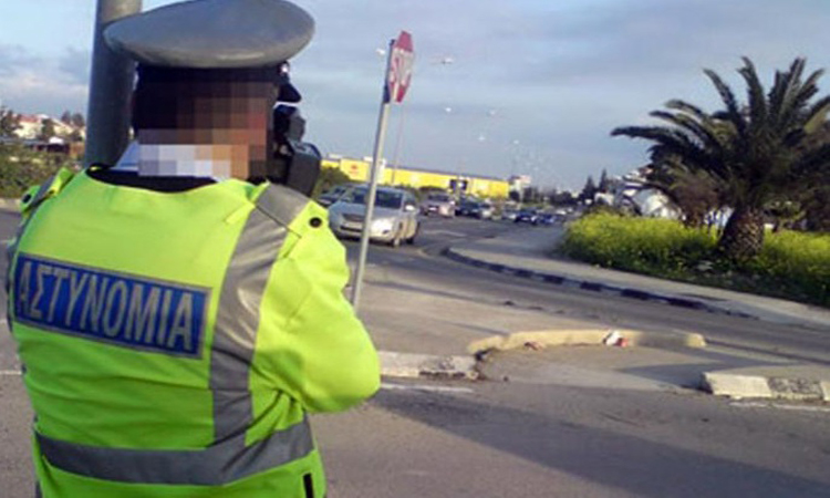 «Δώσμου 15 ευρω για να μην σε γράψω» είπε αστυνομικός σε πολίτη