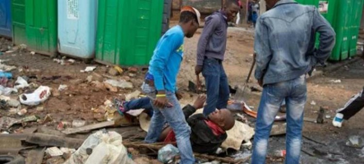 Σκληρές εικόνες: Σοκάρει η άγρια ρατσιστική δολοφονία σε πόλη της Νοτίου Αφρικής