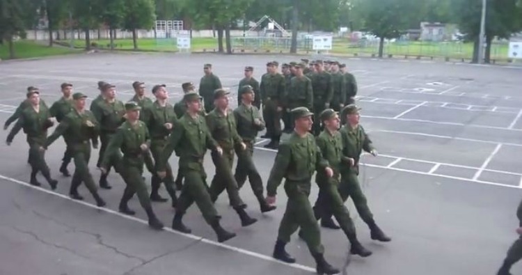 Το βίντεο της χρονιάς! Ρώσοι στρατιώτες τραγουδούν το Barbie Girl κάνοντας παρέλαση
