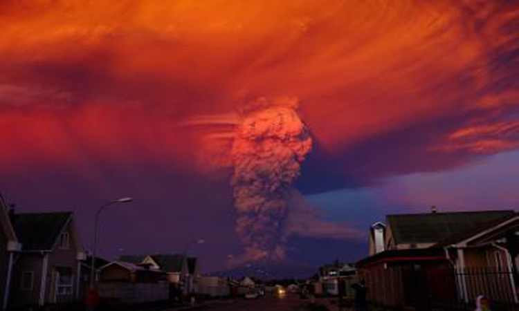 Χιλή: Η ηφαιστειακή τέφρα έφθασε ως τη Βραζιλία, πτήσεις συνεχίζουν να ακυρώνονται