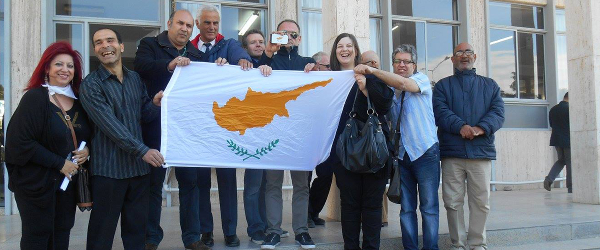 «Είμαι Κύπριος» Μπροστά από 25 αστυνομικούς στα κατεχόμενα κρατούσαν τη σημαία της Δημοκρατίας οι Kύπριοι τουρκόφωνοι Cinel και Koray