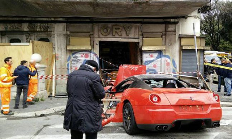 Πήγαινε να παραδώσει την πανάκριβη Ferrari στον ιδιοκτήτη της – Μπέρδεψε το φρένο με το γκάζι και εισέβαλε σε βιτρίνα καταστήματος