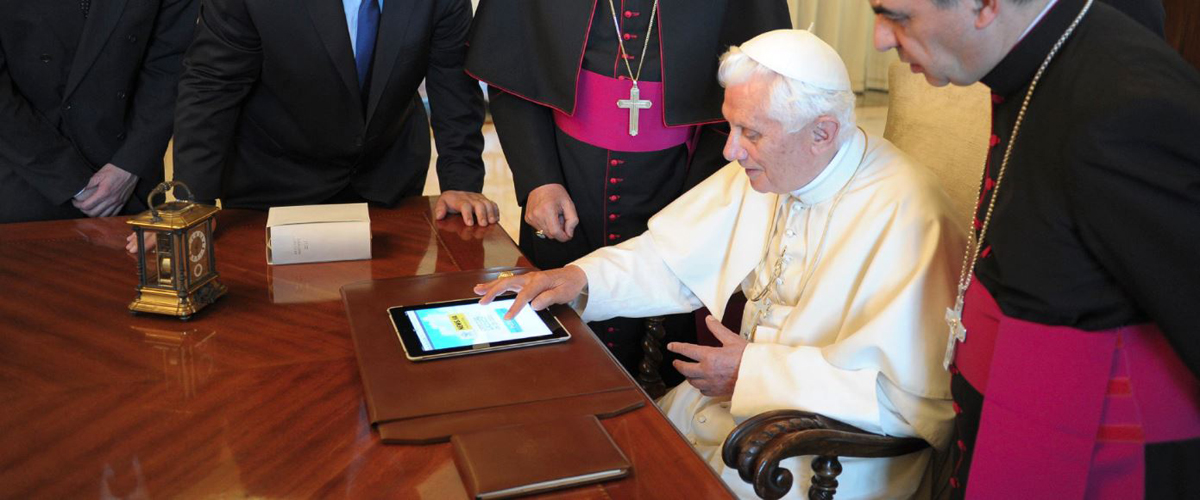 Eξωφρενική τιμή! Δες πόσο πωλήθηκε το iPad του Πάπα Φραγκίσκου