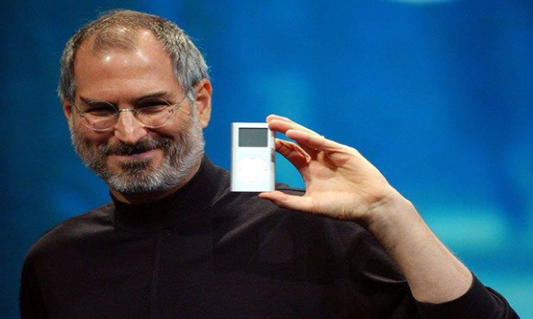 Αυτός ήταν ο Steve Jobs! Είχε ρίξει το πρώτο iPod σε ενυδρείο και τους άφησε όλους άφωνους