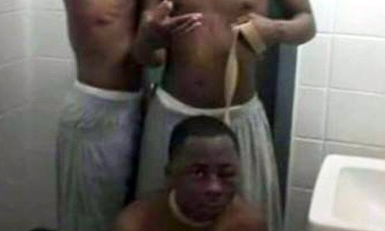 Προκαλεί οργή στην κοινή γνώμη  η φωτογραγία νεαρού κρατούμενου - Τον έχουν δεμένο με λουρί