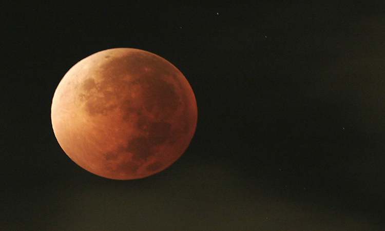 Εντυπωσιακό θέαμα με ματωμένη Σελήνη - Απόψε η κοκκινη νύχτα