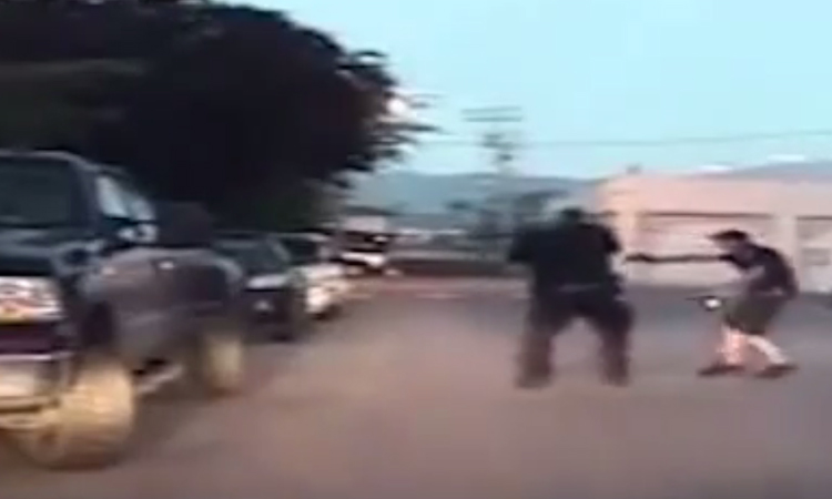 Αστυνομικοί έραψαν έγκυο γυναίκα από τα τρία μέτρα – Το σοκαριστικό βίντεο  που κάνει τον γύρο του κόσμου προκαλώντας αντιδράσεις