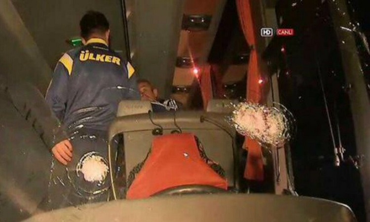 Σοκ στην Τουρκία: Δολοφονική επίθεση στο πούλμαν της Φενερμπαχτσέ! (pics & vids)