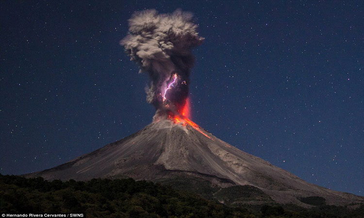 Απίστευτη μαγεία! Κεραυνοί χτυπούν ηφαίστειο την ώρα της έκρηξης στο Μεξικό