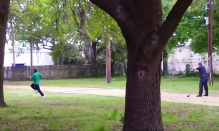 ΗΠΑ: Νέα εν ψυχρώ δολοφονία Αφροαμερικανού από αστυνομικό- Τον πυροβόλησε 8 φορές πισώπλατα(video)