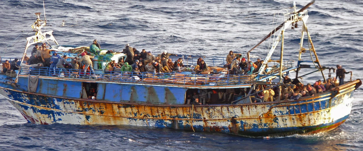 Γέμισε πτώματα η Μεσόγειος – Νέο πλοίο κινδυνεύει να βυθιστεί με 300 μετανάστες- Το τρίτο μέσα σε 24 ώρες
