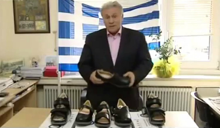 Η μεγάλη επιστροφή του Παναγιώτη Ψωμιάδη: Δείτε τον να πουλάει παπούτσια στο telemarketing