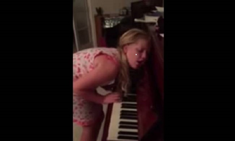 Δείτε τι κάνει μια 12χρονη καθώς υπνοβατεί (Βίντεο)