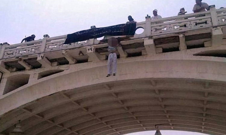 Φρίκη δίχως τέλος από τους τζιχαντιστές: Κρέμασαν δύο Σαουδάραβες από γέφυρα