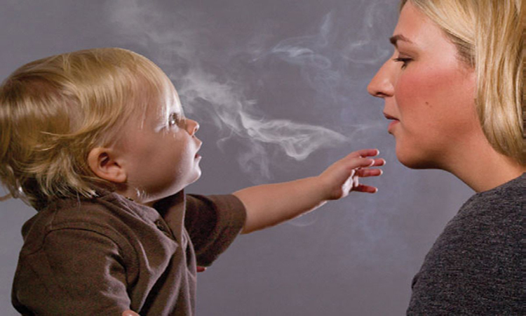 Independent: Αγόρι δίνεται για υιοθεσία επειδή οι γονείς του καπνίζουν πολύ!