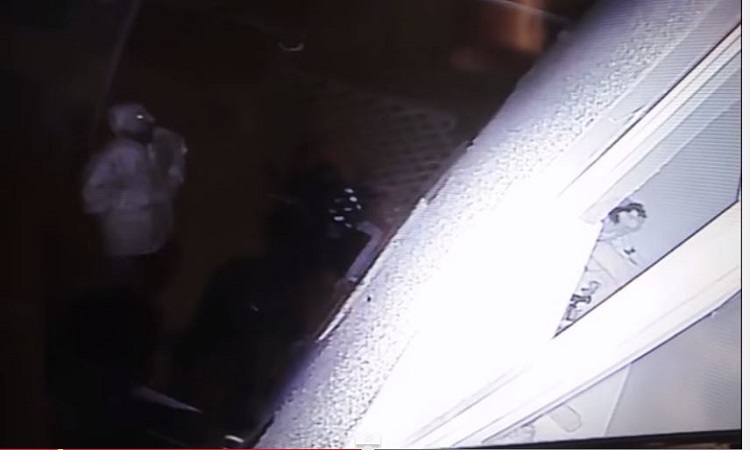 Έβαλε κάμερα για να δει τι προκαλούσε γρατζουνιές στην πόρτα της– Τελικά ανακάλυψε κάτι τρομακτικό (Βίντεο)