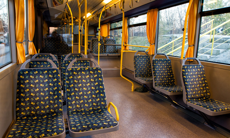 Το ξέρατε; Γιατί είναι πολύχρωμα τα καθίσματα στα λεωφορεία (Βίντεο)