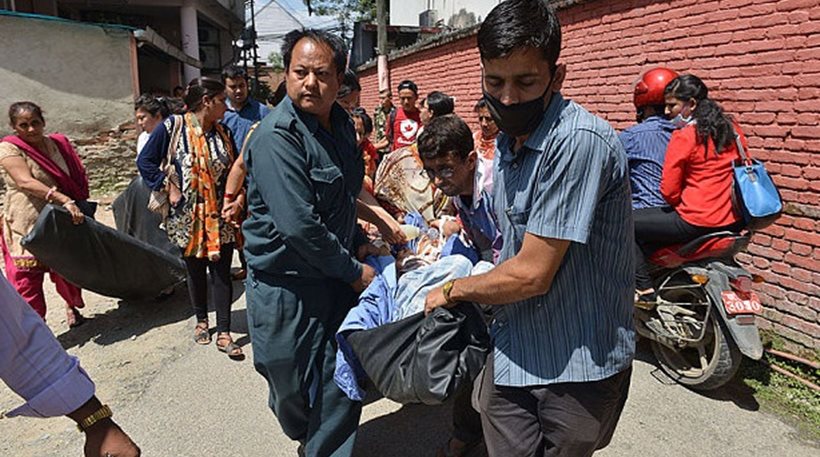 Ξύπνησαν μνήμες στο Νεπάλ – Άρχισαν να μετρούν θύματα και ζημιές