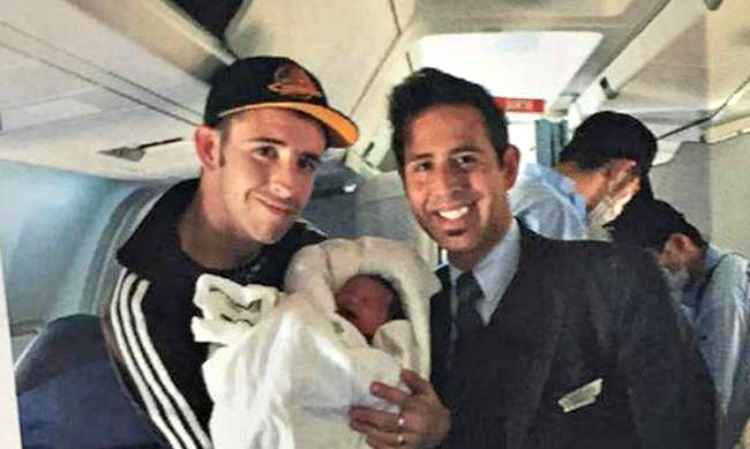 Καλούσαν για βοήθεια οι αεροσυνοδοί: Γέννησε μέσα στο αεροπλάνο χωρίς να γνωρίζει ότι ήταν έγκυος