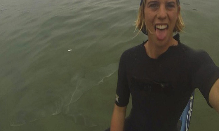 Έβγαλε selfie μεσοπέλαγα …με έναν καρχαρία!