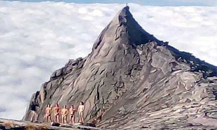 Τουρίστες φωτογραφήθηκαν γυμνοί σε ιερό βουνό της Μαλαισίας και προφυλακίστηκαν