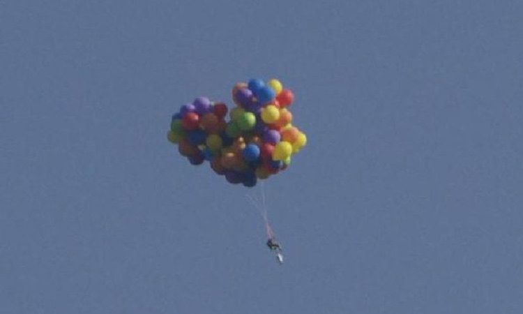 Άντρας κατάφερε να πετάξει με μπαλόνια ήλιου (ΒΙΝΤΕΟ)