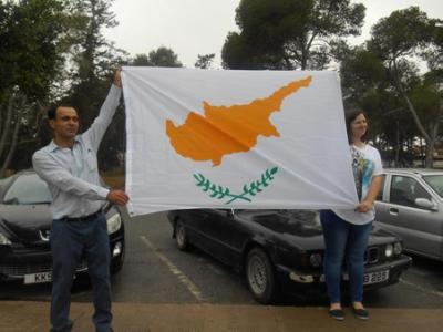 Επεισόδια με εθνικιστές έξω από το δικαστήριο που γίνεται η δίκη των Τ/κ που ύψωσαν κυπριακή σημαία στα κατεχόμενα