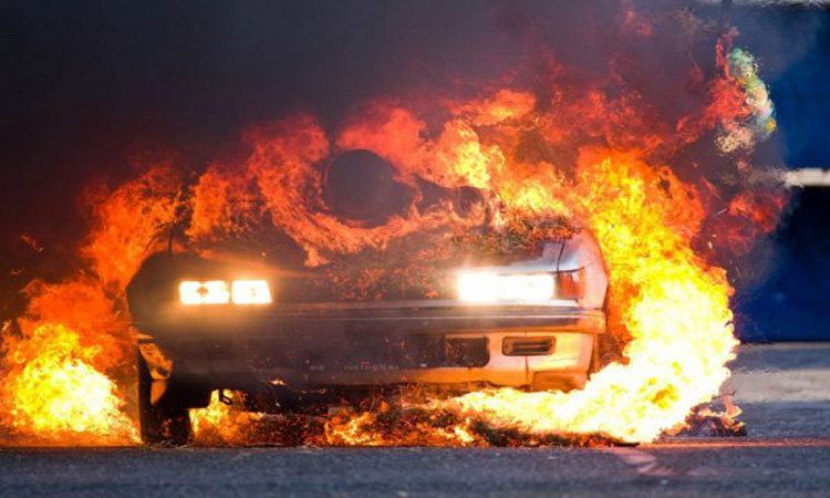 Σε κατάσταση πανικού 32χρονος –Έτρεχε να σβήσει μόνος του τη φωτιά στο αυτοκίνητο του