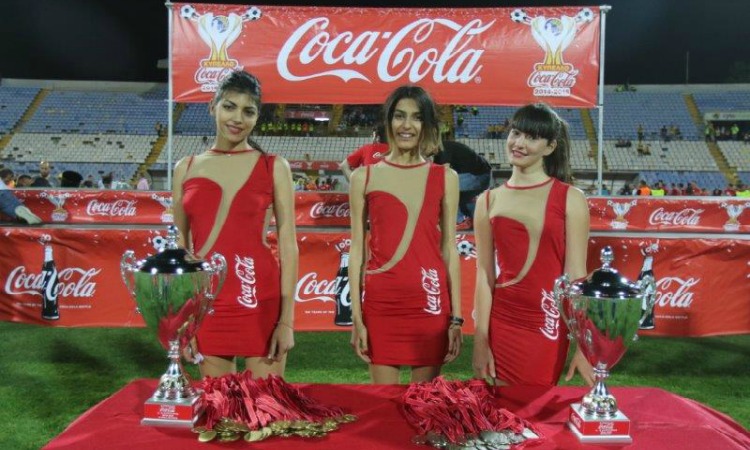 Με 100 εντυπωσιακές χορεύτριες γιορτάστηκαν τα εκατοντάχρονα του πιο αναγνωρισμένου μπουκαλιού στον κόσμο  στον Τελικό Κυπέλλου Coca-Cola