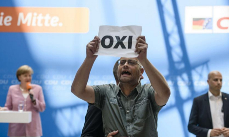 Ακτιβιστής διακόπτει ομιλία της Μέρκελ με «Όχι» - Τι του απάντησε (pic&vid)