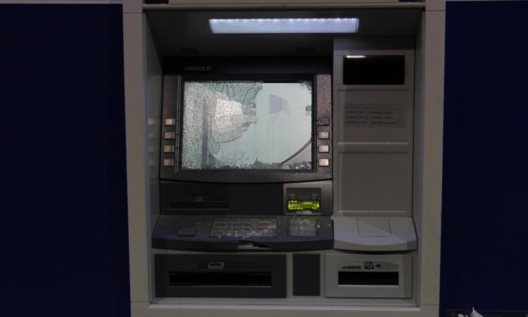 Σπείρα λήστευε ηλικιωμένους στα ATM