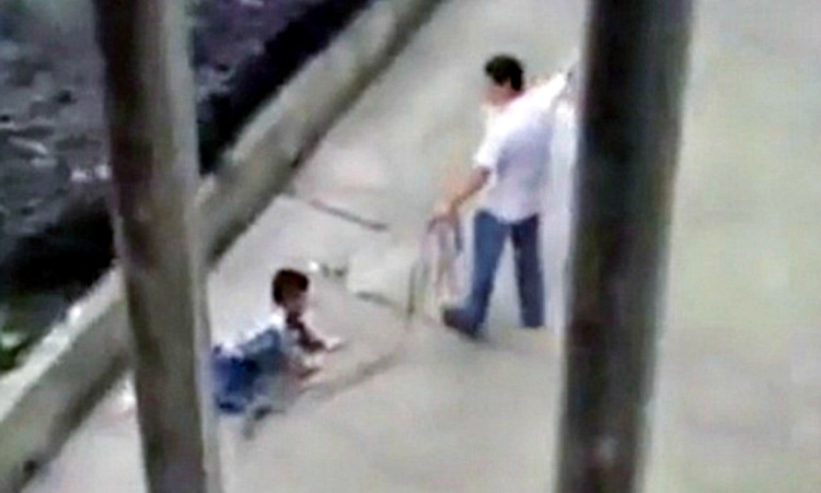 Εξοργιστικό βίντεο: Πατέρας στην Κίνα σέρνει τον γιο του δεμένο από το λαιμό, σαν σκύλο!