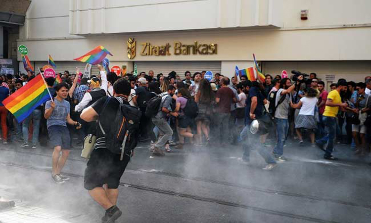 Χαμός στο Gay Pride της Κωνσταντινούπολης