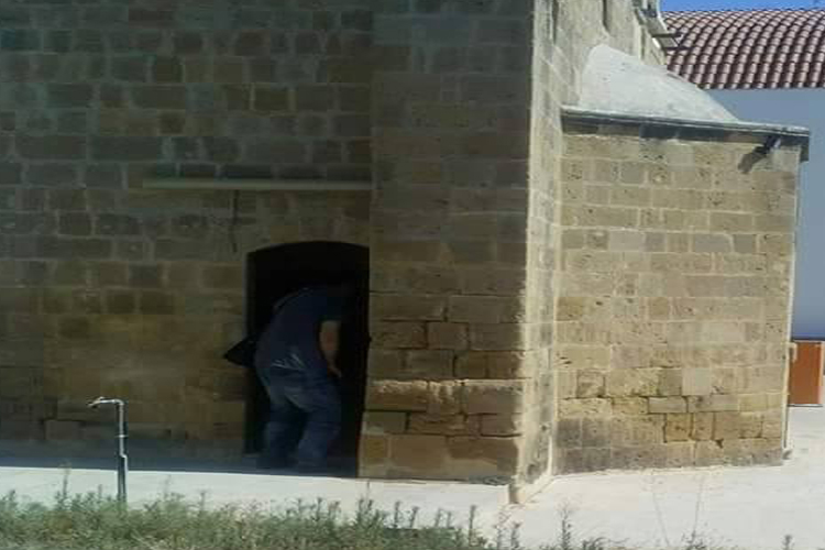 Μαντέψτε τι κάνει ο «αθεόφοβος» στην πόρτα του ναού της Αγίας Παρασκευής – Δίπλα ήταν οι τουαλέτες… (Photo)