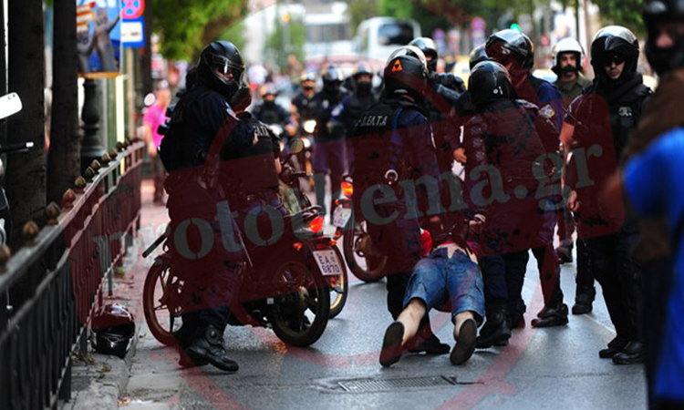 Κουκουλοφόροι επιτέθηκαν σε Αστυνομικούς - Επεισόδια στη συγκέντρωση του «όχι» στο Σύνταγμα (Φώτο)