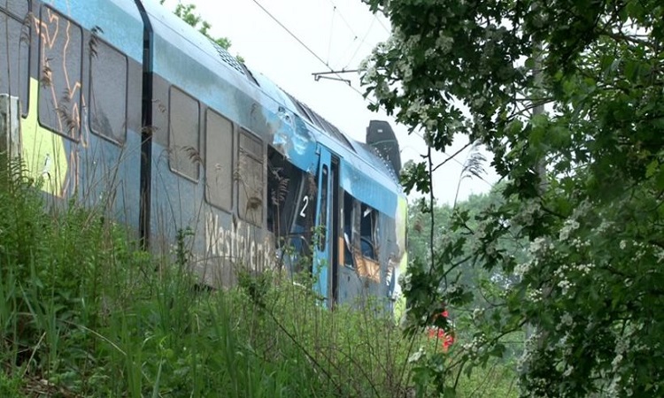 Νέο σιδηροδρομικό δυστύχημα - Δύο νεκροι και 20 τραυματίες σε σύγκρουση τρένου με φορτηγό στη Γερμανία