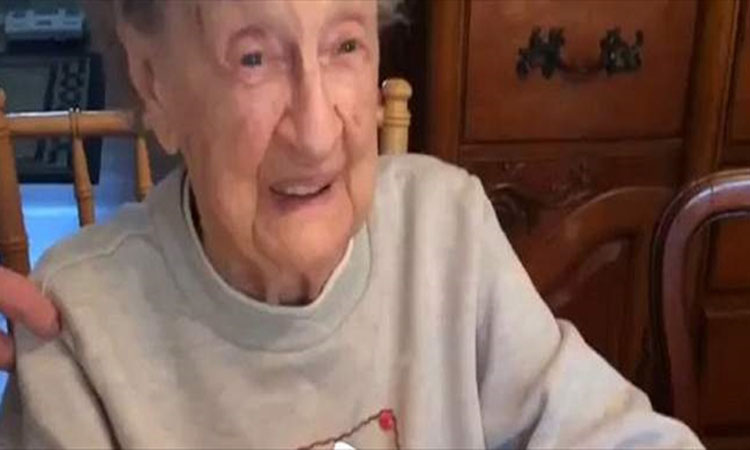 Θα κλάψετε από τα γέλια: Καημένη γιαγιούλα πήγε να σβήσει τα κεράκια της και της φεύγει η μασέλα(βίντεο)