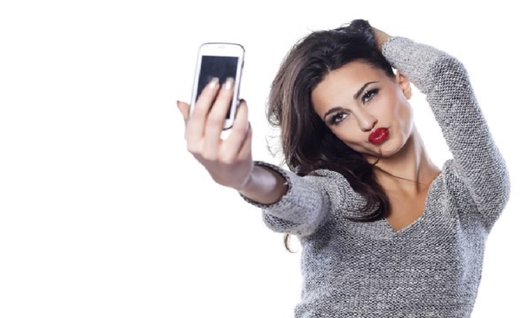 Έρευνα: Μάθε ποιες γυναίκες ξοδεύουν πέντε ώρες την εβδομάδα για selfies!