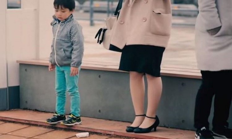 Πώς αντιδρούν τα παιδιά αν βρουν ένα πορτοφόλι στο δρόμο; - Δείτε το βίντεο