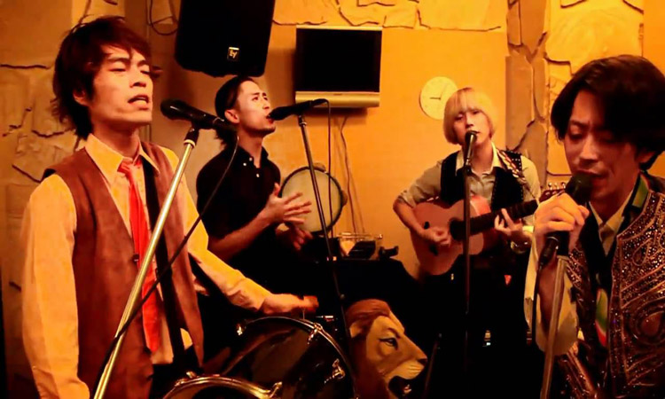 Τρελό γέλιο- Ιαπωνική μπάντα τραγουδά Ελληνικά τραγούδια (Βίντεο)