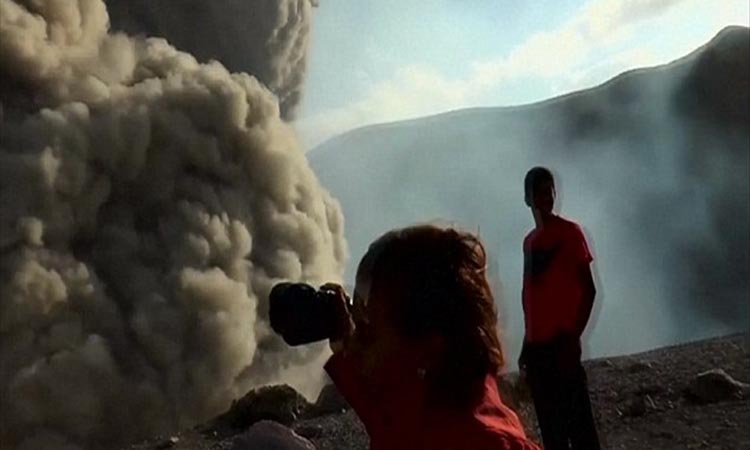 Φτηνά την γλύτωσαν τουρίστες από έκρηξη ηφαιστείου στη Νικαράγουα