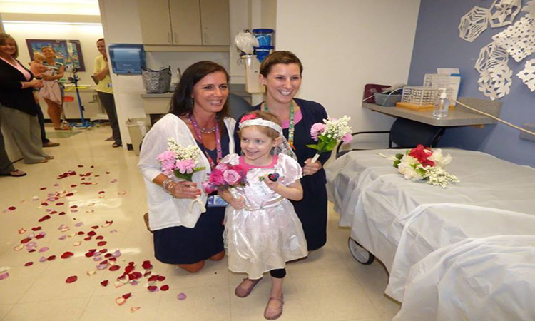 Ο πιο συγκινητικός γάμος! 4χρονη καρκινοπαθής παντρεύτηκε τον αγαπημένο της νοσηλευτή (Εικόνες)