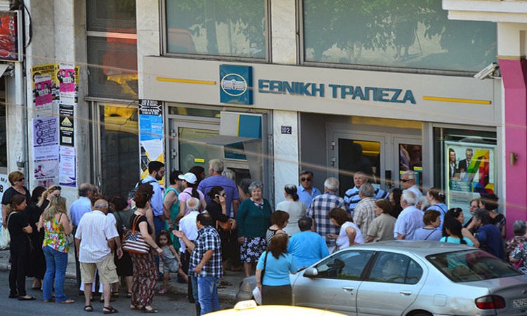 Άνοιξαν τα ΑΤΜ στην Ελλάδα - Ουρές για τα 60 ευρώ (ΦΩΤΟ)