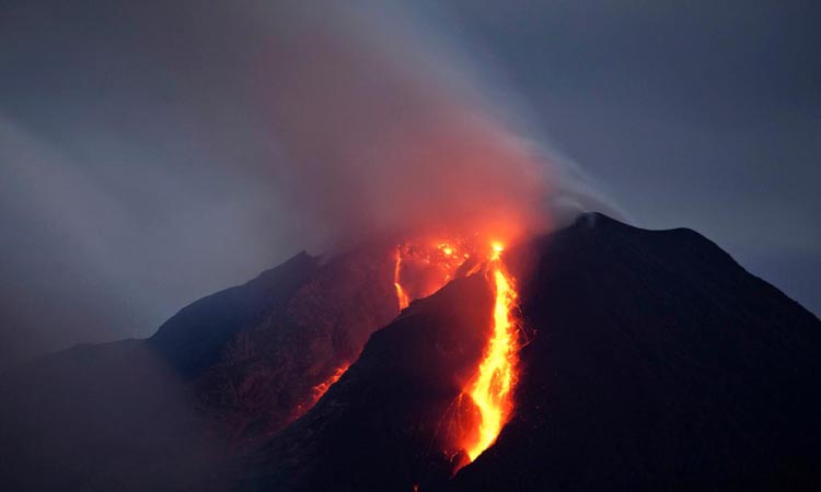 Ινδονησία: «Ξύπνησε» ξανά το ηφαίστειο Sinabung (VIDEO)