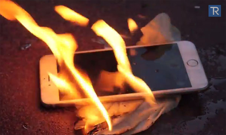 Ε όχι και έτσι βρε παιδιά – Έκαψε το iPhone 5s για να δει τι θα συμβεί
