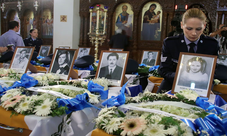 Παρουσία της πολιτικής ηγεσίας τελέστηκε η κηδεία 17 πεσόντων κατά το πραξικόπημα