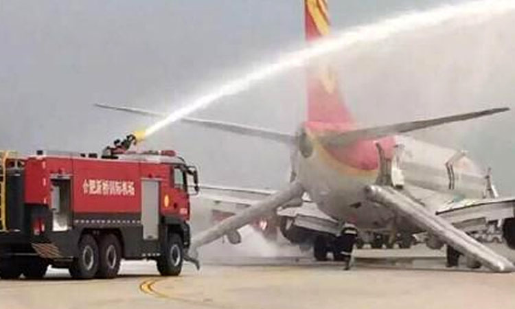 Φωτιά σε κινέζικο αεροσκάφος – Οκτώ τραυματίστηκαν στην προσπάθεια εκκένωσής του (ΦΩΤΟ)